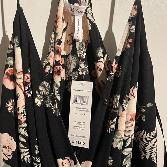 BCBG Generation dress. Racer back style with two pockets in the front - Picture 3 of 4